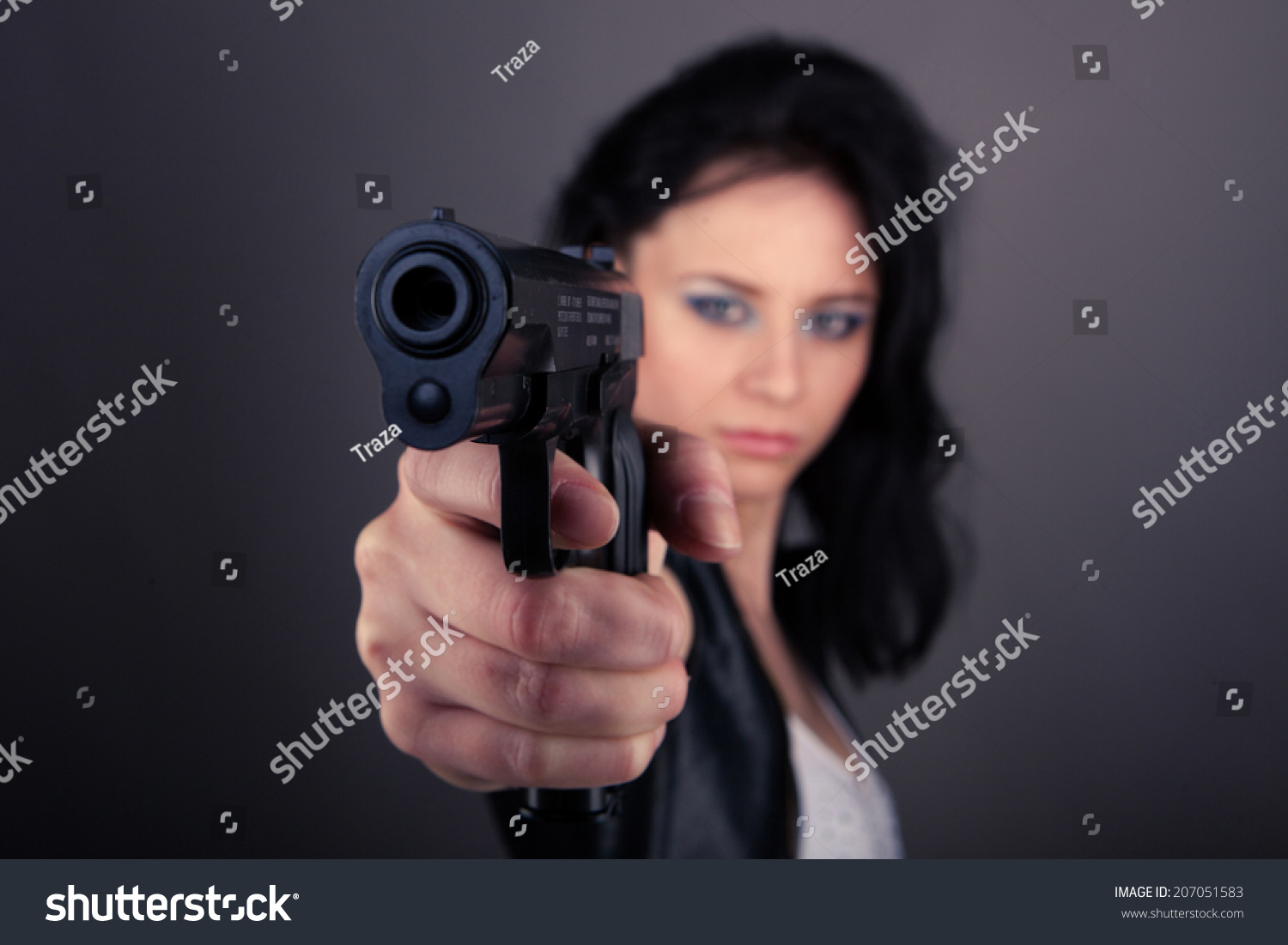Девушки с пистолетом в руках