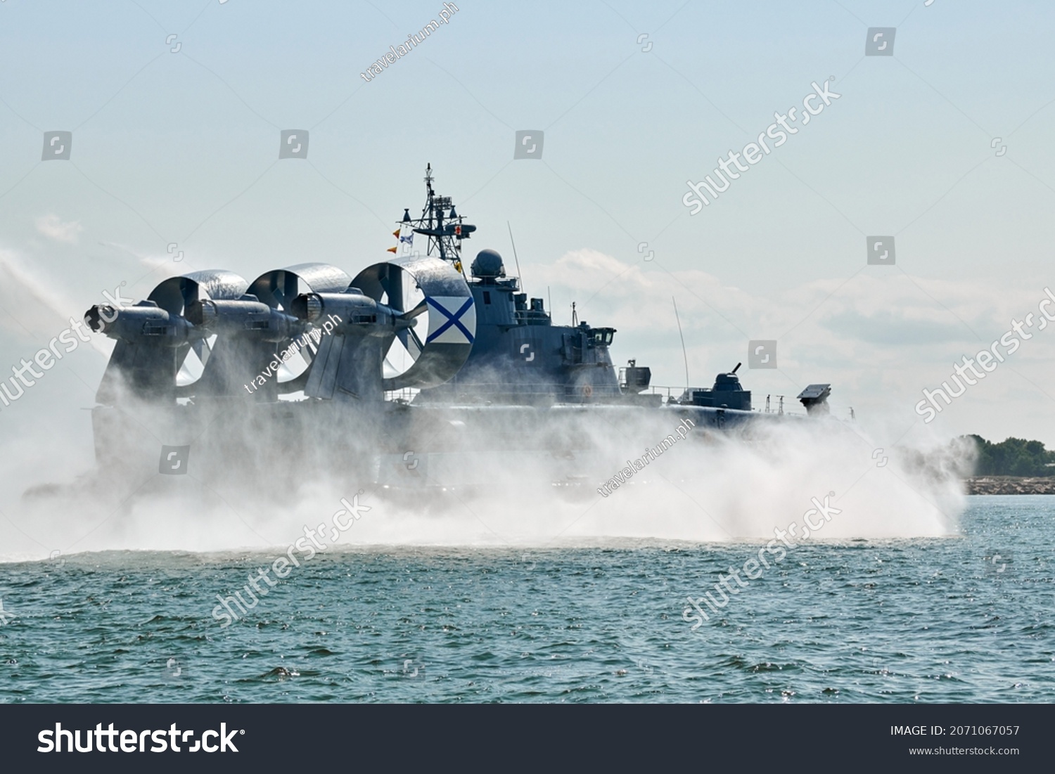 Landing Craft Air Cushion Lcac Hovercraft Stock Photo 2071067057 ...