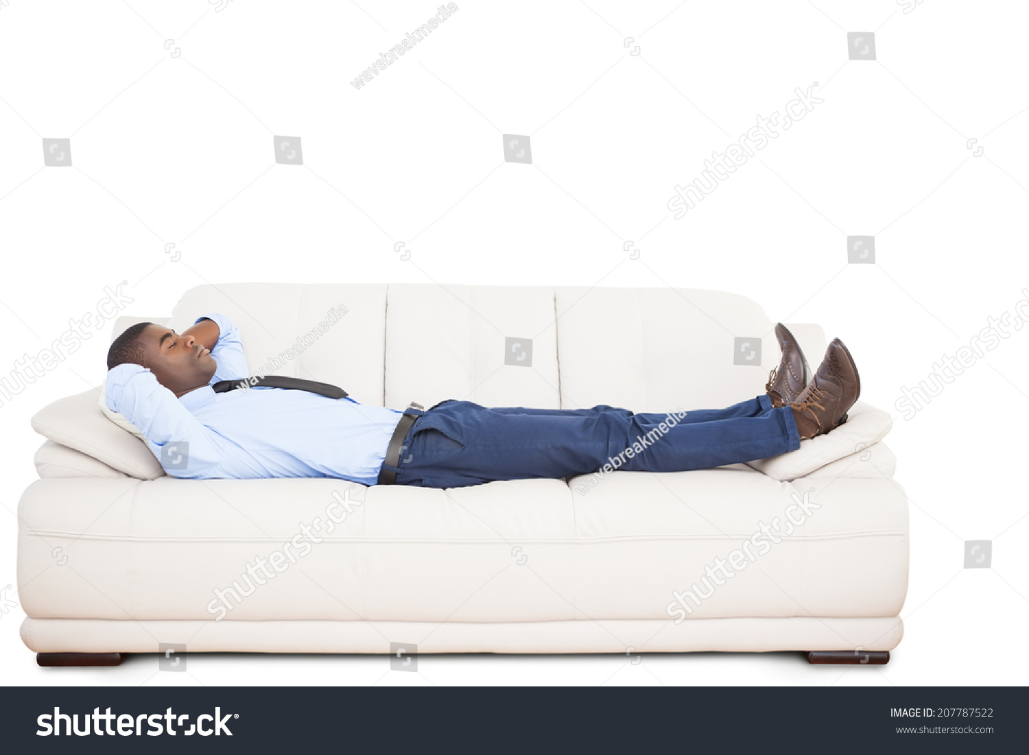 Лежал или лижал. Человек на диване. Человек лежит на диване. Пульт лежит на диване. Худой лежащий человек на диване.