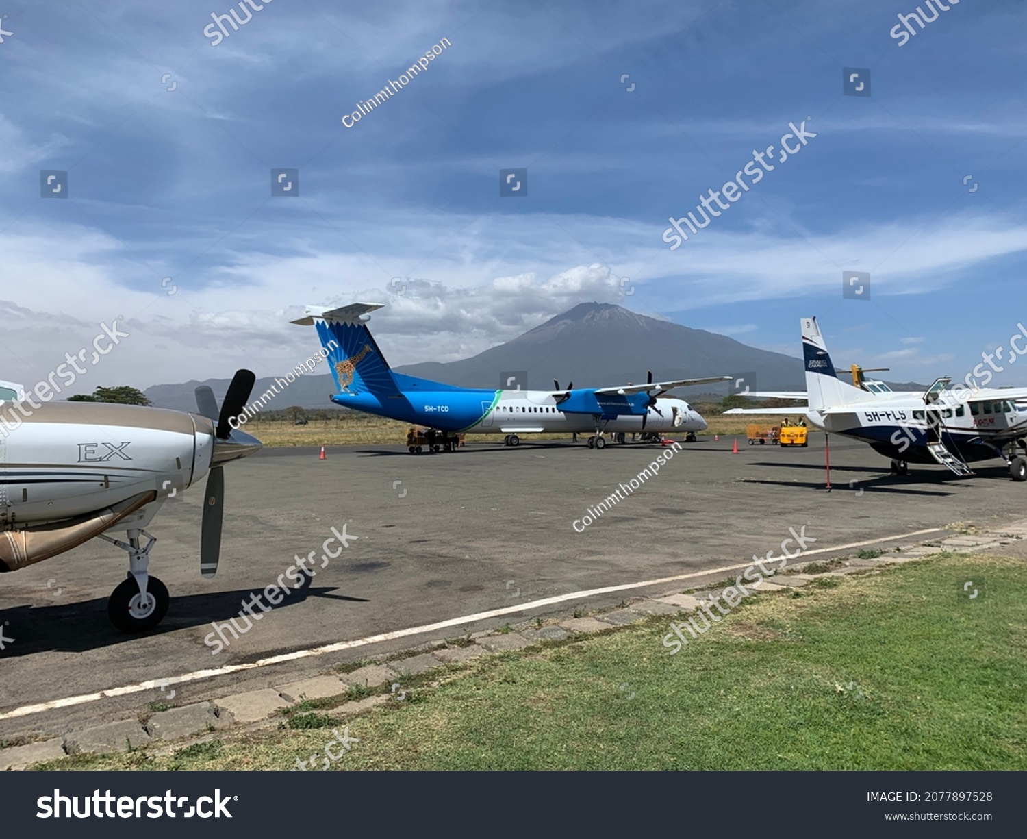 Bombardier Dash 8 Q400 Air Tanzania Stock Photo 2077897528 | Shutterstock