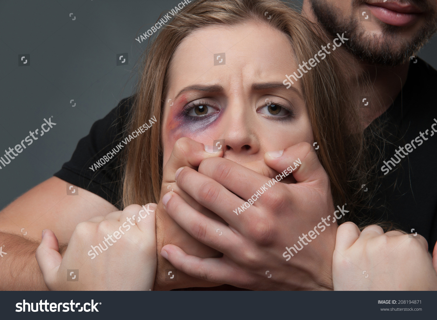 Мужчина закрывает рот рукой женщине
