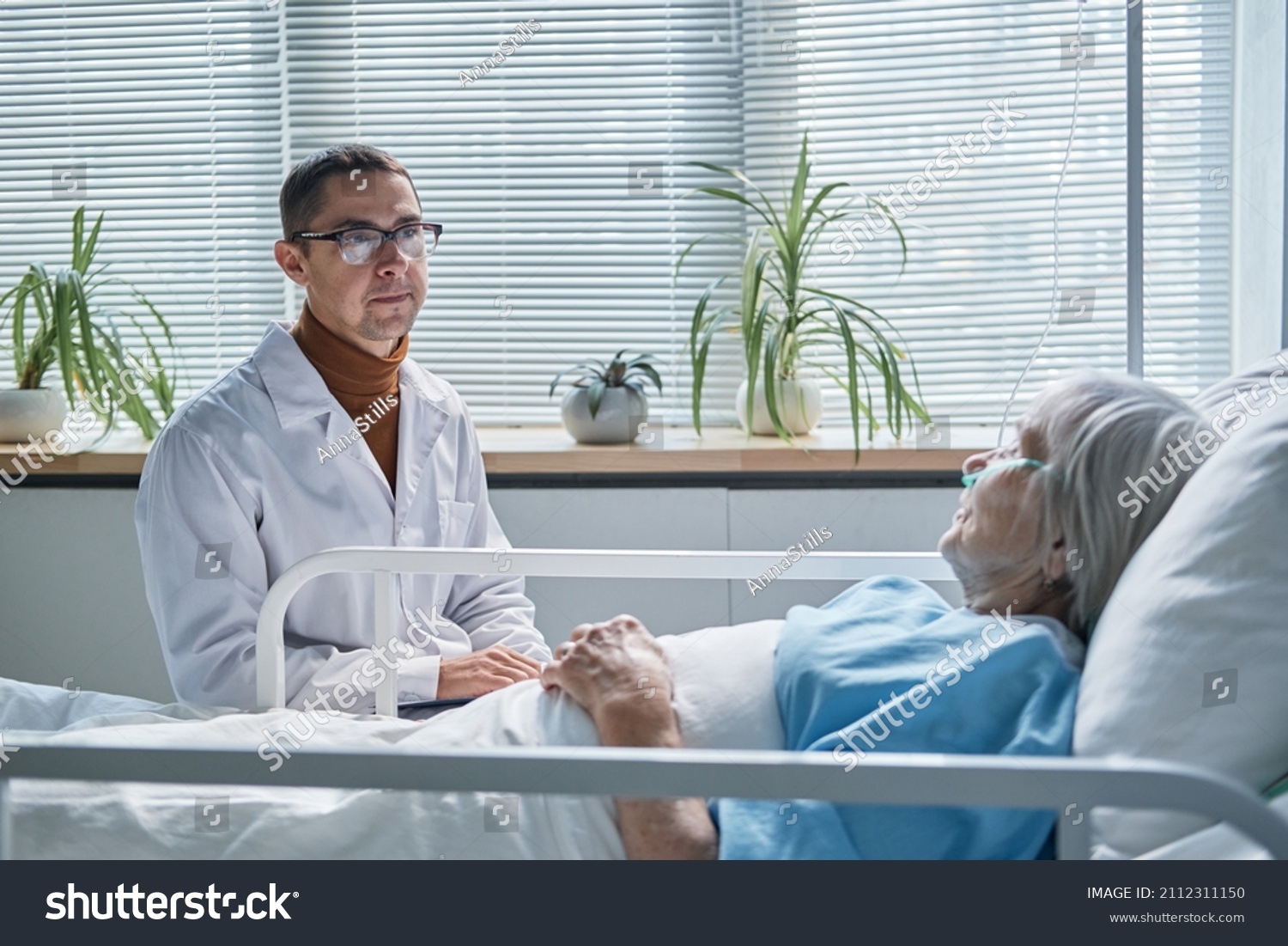 Doctor Talking His Senior Patient Stock Photo 2112311150 | Shutterstock