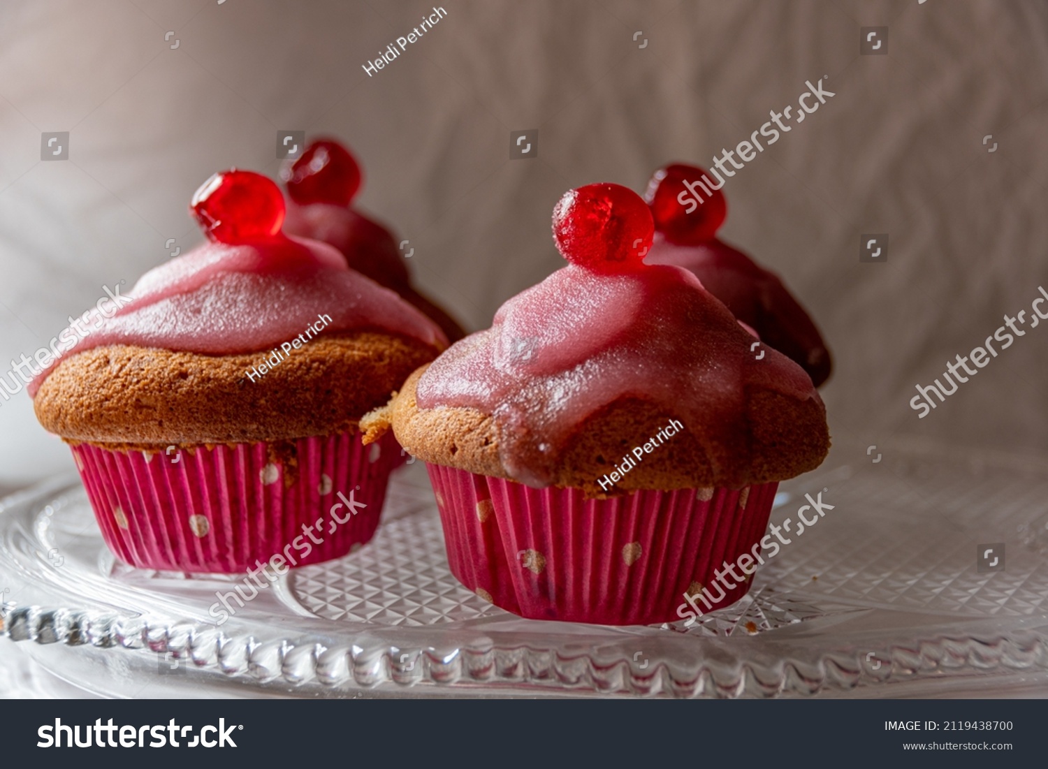 Muffin mit Sauerkirschen, Kürbis aus Kirschsaft Stockfoto 2119438700 ...