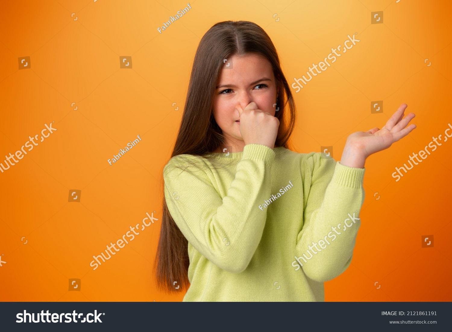 Teen Girl Holding Nose Because Bad Foto Stok 2121861191 Shutterstock