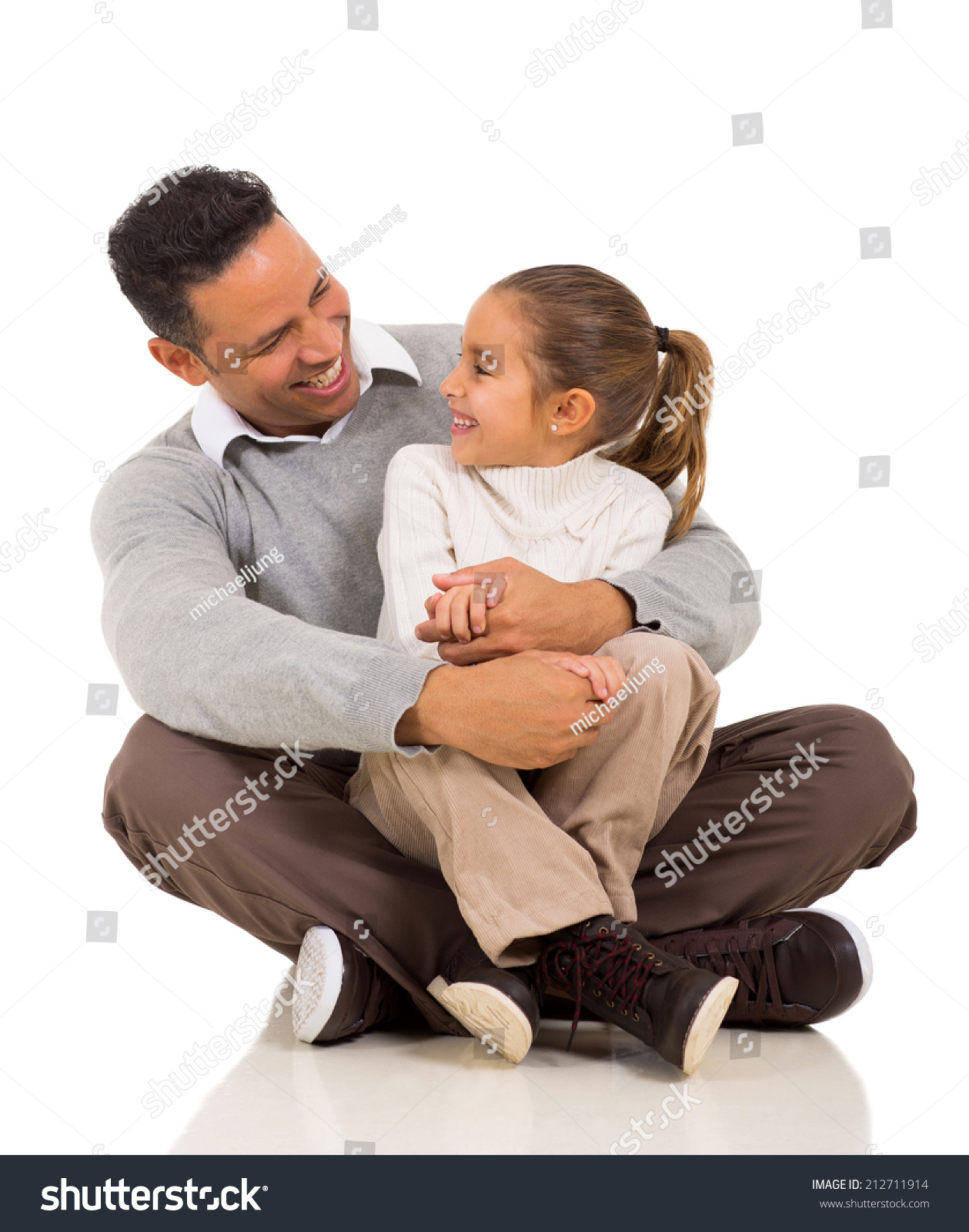 Father sit. На коленях у папы. Девочка на коленях у отца. Дочка на коленях у папы. Дочь сидит на коленях отца.