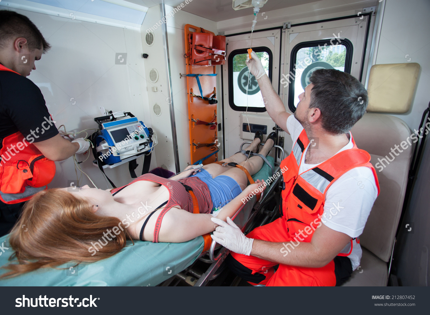 Человек лежит в скорой помощи