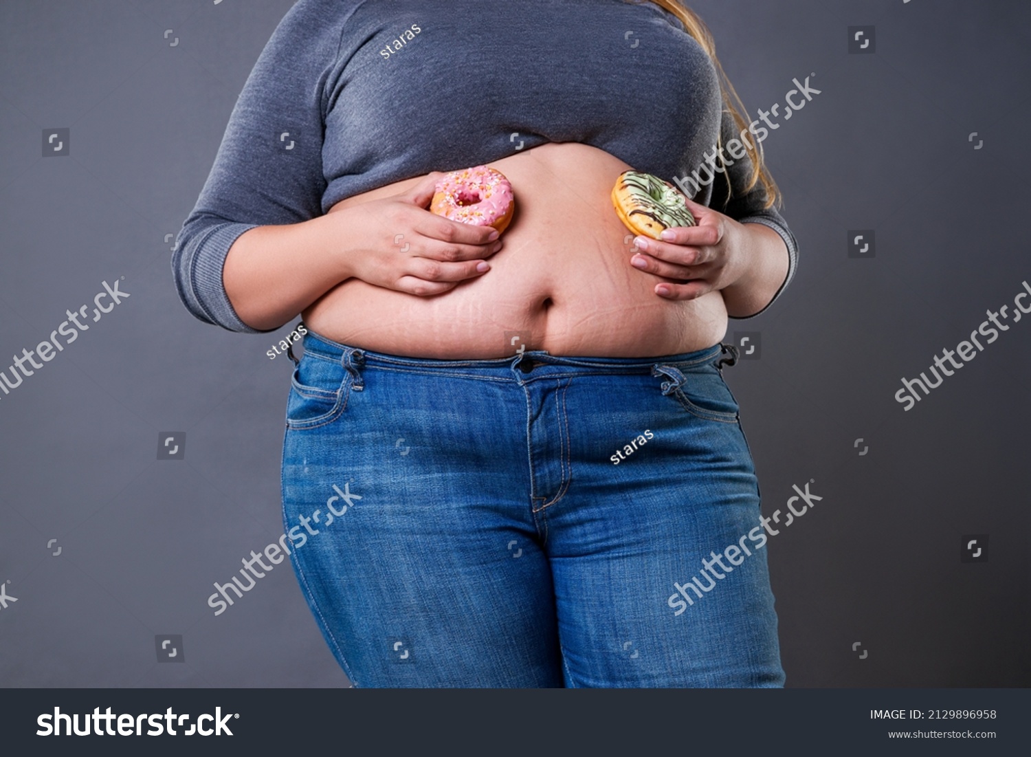 Fett-Frau, die sich mit Donuts auf: Stockfoto (Jetzt bearbeiten) 2129896958...