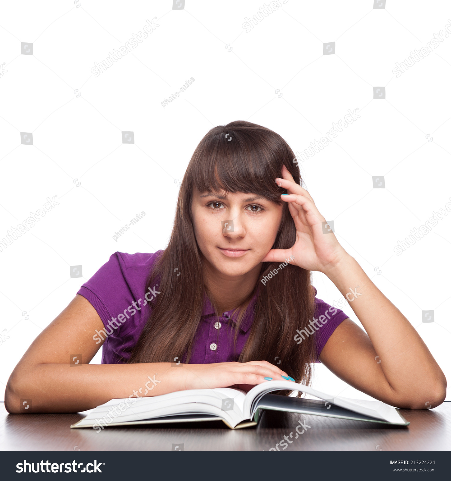 девочка воспитана или воспитанна. девушка в университете. девушка с морковкой играет. современные девушки подростки в школе. образованная женщина.