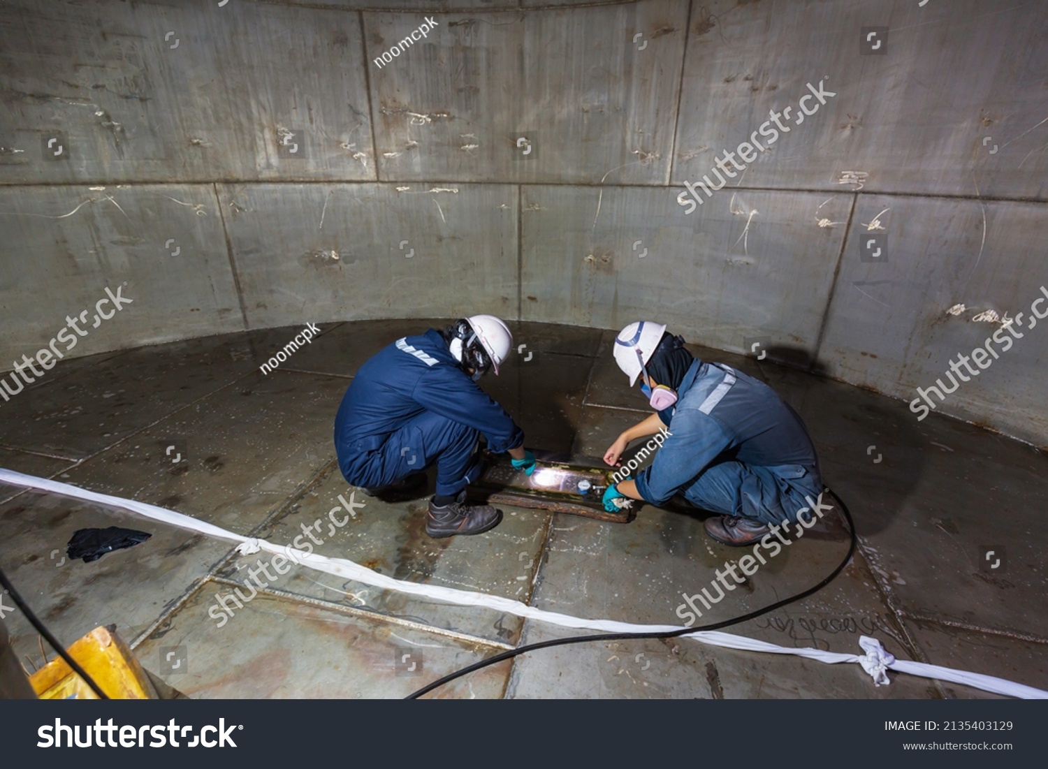 Male Worker Inspection Vacuum Test Bottom Stock Photo 2135403129 ...