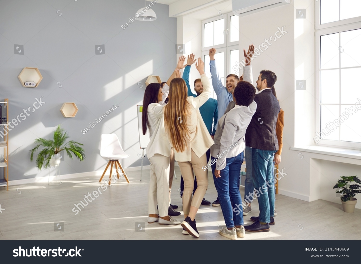 Feliz Equipo De Negocios Diverso Celebrando Foto De Stock 2143440609