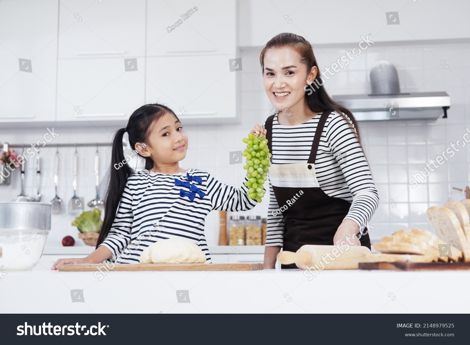 Smiling Asian Mother Little Asian Girl Stock Photo 2148979525 ...