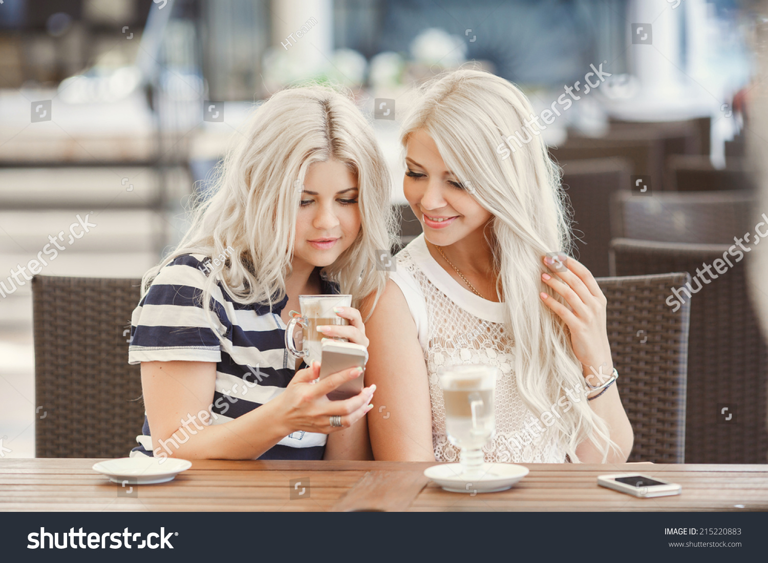 Блондинка с подружками в кафе