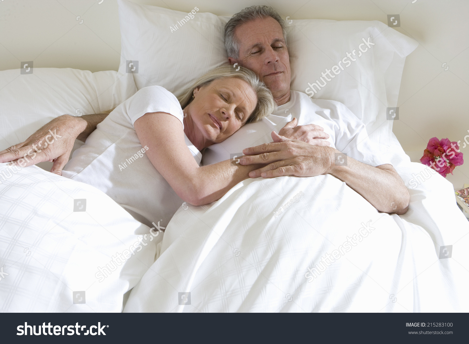 Пожилая пара в кровати