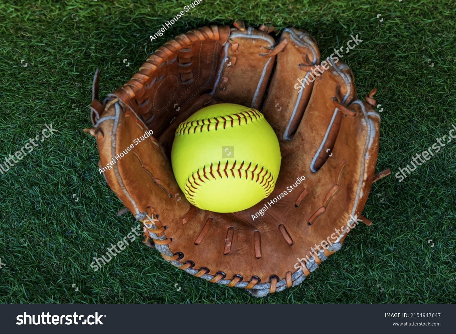 522 Closeup Softball Glove Ball Images, Stock Photos & Vectors ...