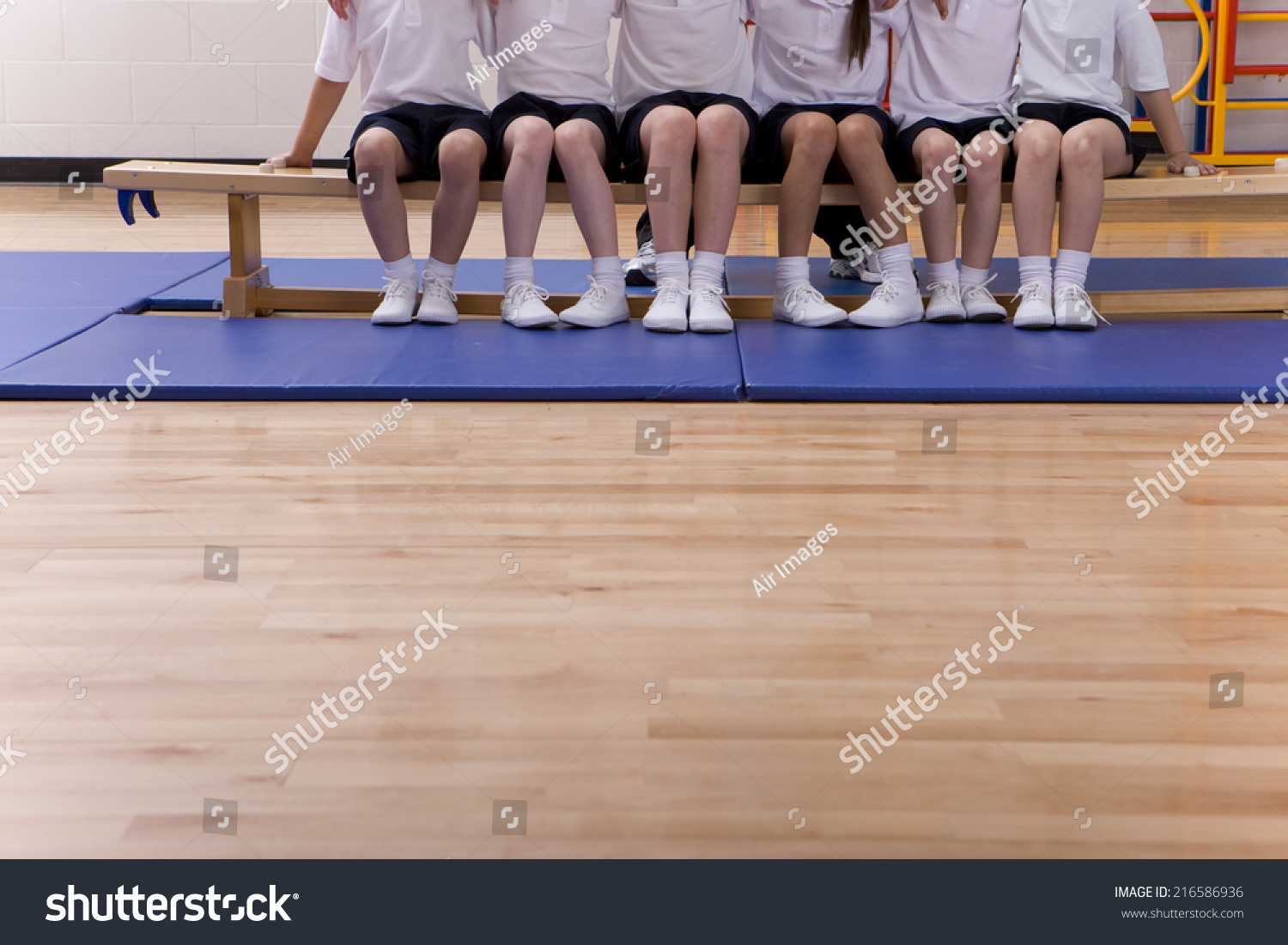 Скамейка в спортзале в школе