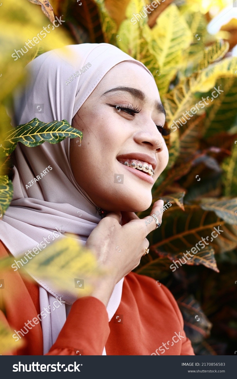 Portrait Hijab Girl Smiling Pretty Muslim Stock Photo 2170856583 ...