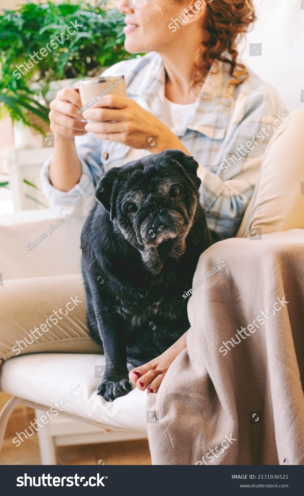 146 Couple sit on same chair Images, Stock Photos & Vectors | Shutterstock