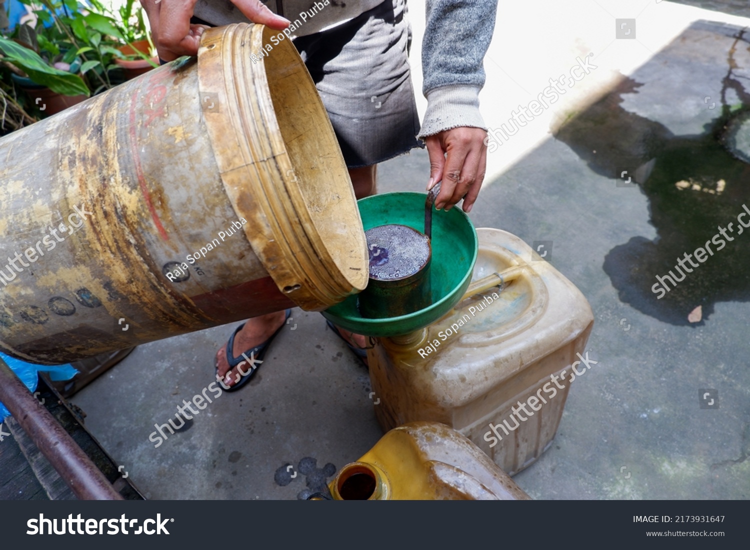 441 Someone Pouring Images, Stock Photos & Vectors | Shutterstock