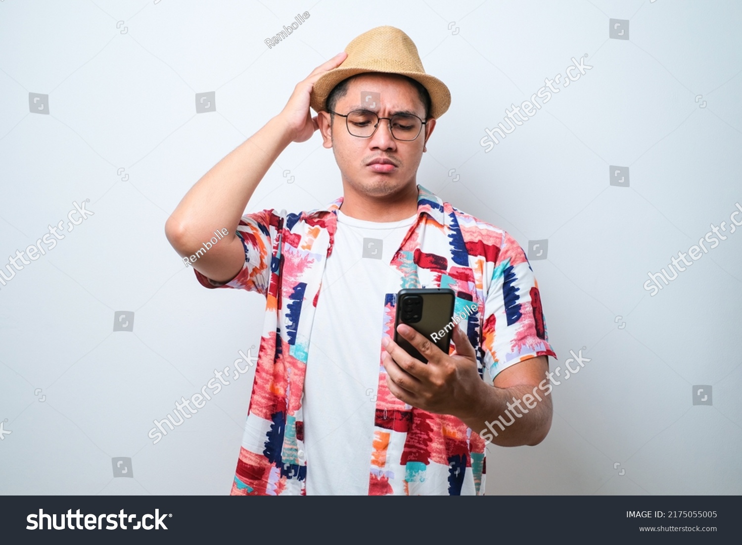 4,924 Confused man looking at phone Images, Stock Photos & Vectors ...