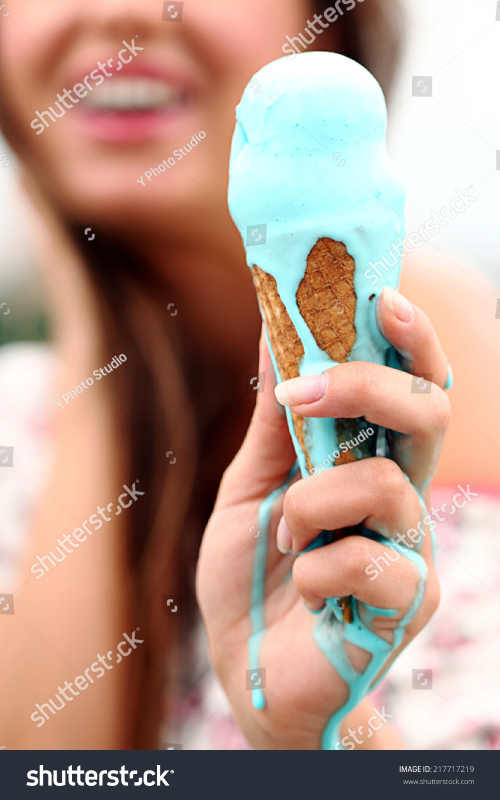 Тающее мороженое и девушка