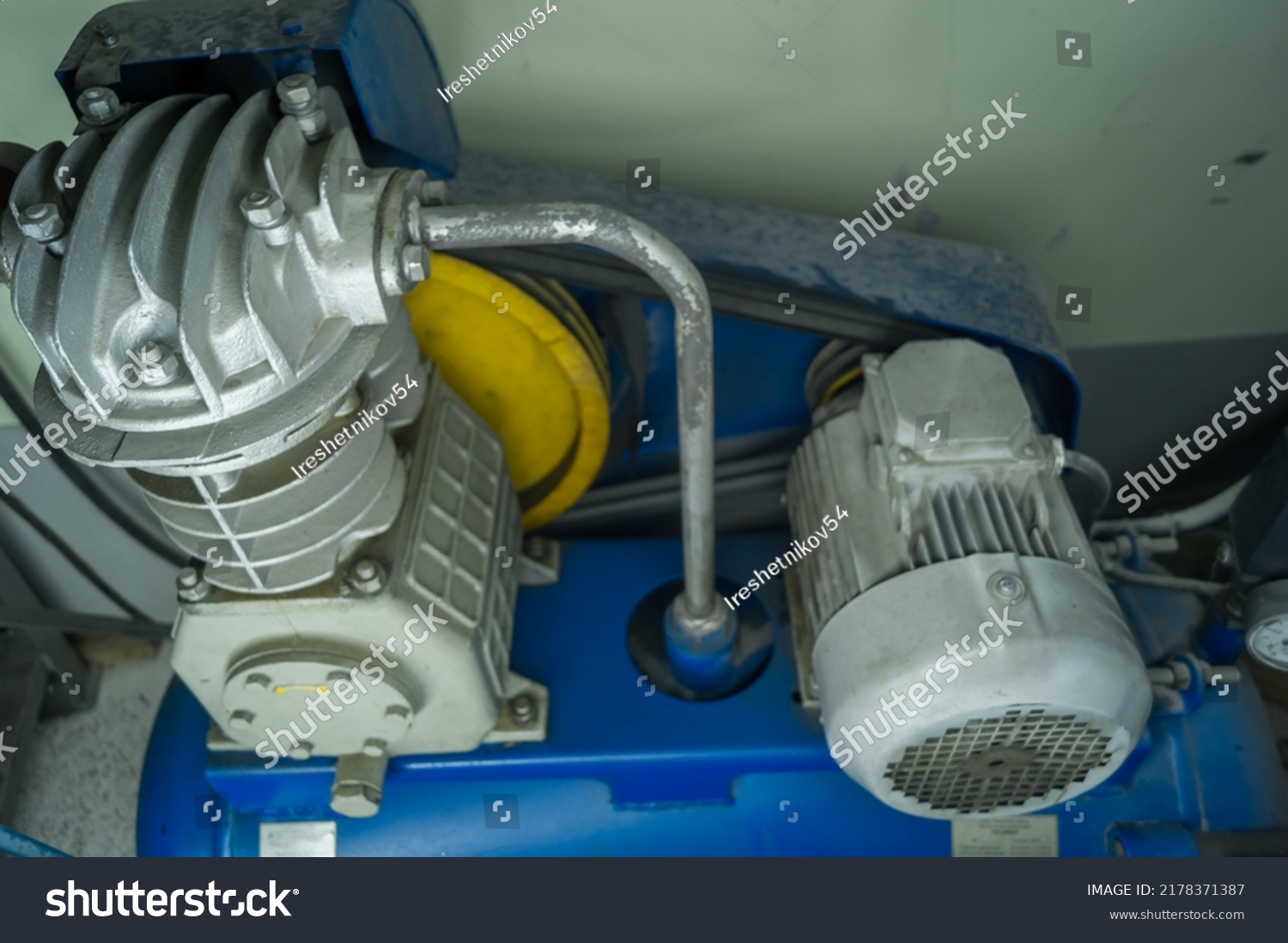 Cylinder Head Old Air Compressor Electric Stock Photo 2178371387 ...