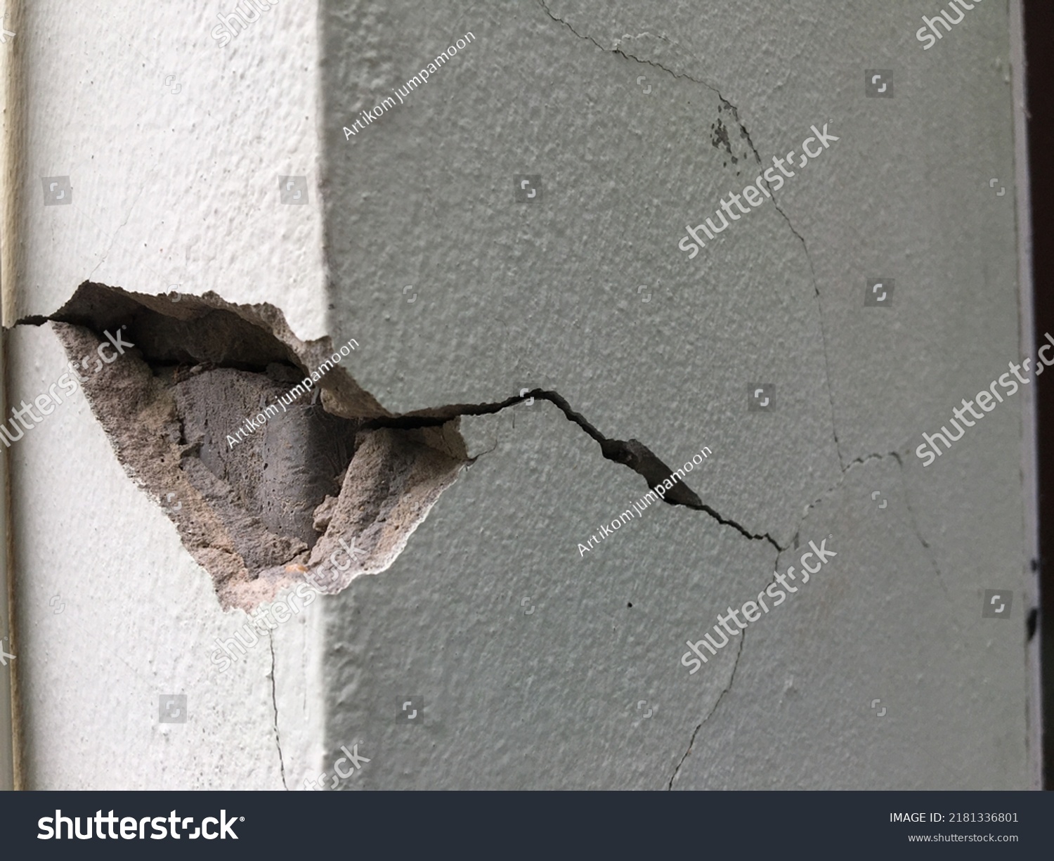 Large Building Pillar Cracks Should Be Stock Photo 2181336801 ...