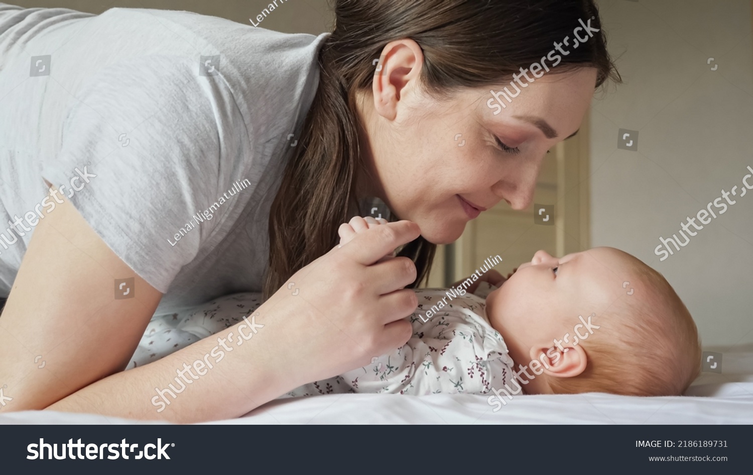 Дочь трогает маму