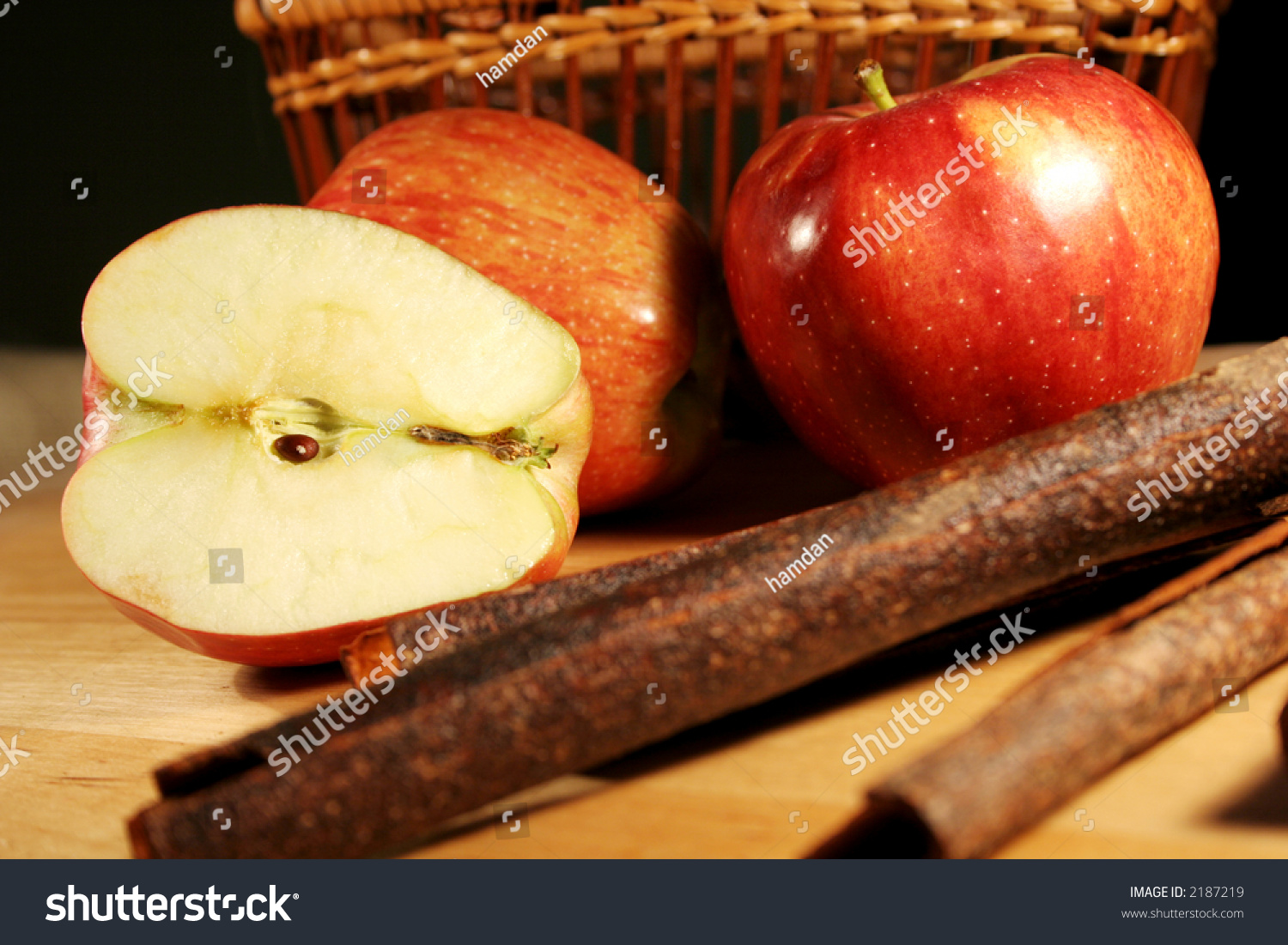 Очищенные яблоки с корицей