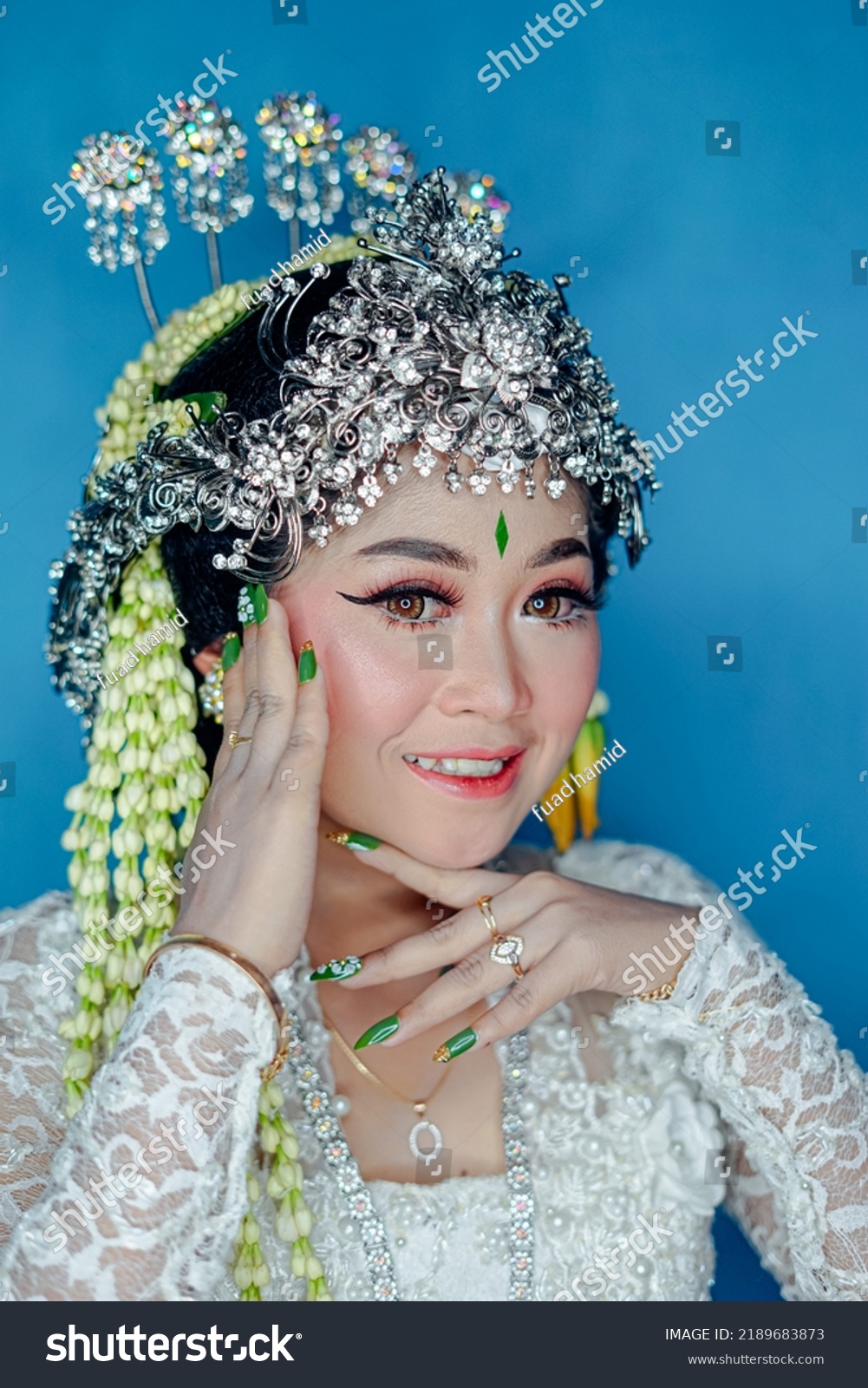 Javanese Traditional Bridal Makeup Concept Wearing Stock Photo ...