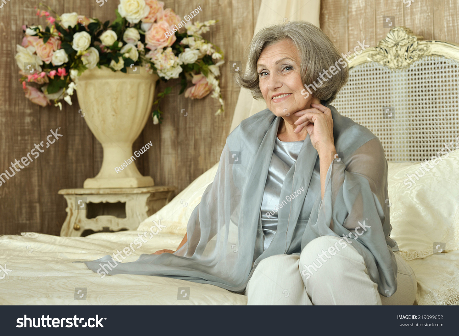 Женщина в возрасте в кресле