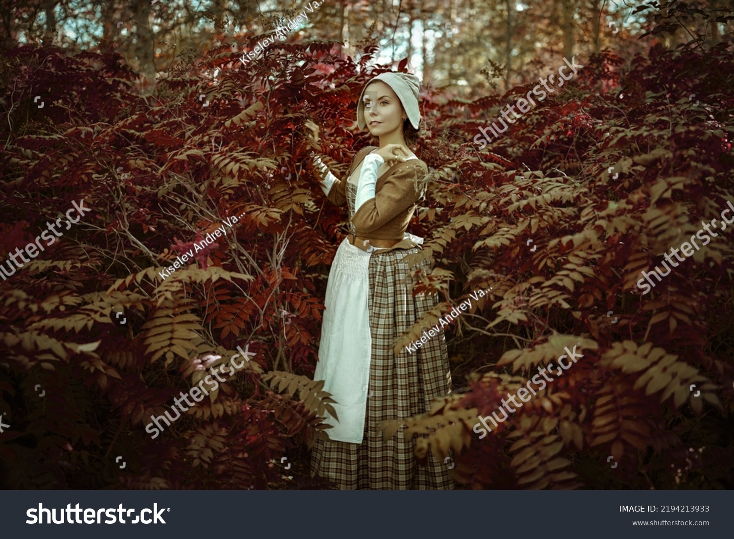 Lovely Scottish Girl 18th Century Costume Stock Photo 2194213933 ...