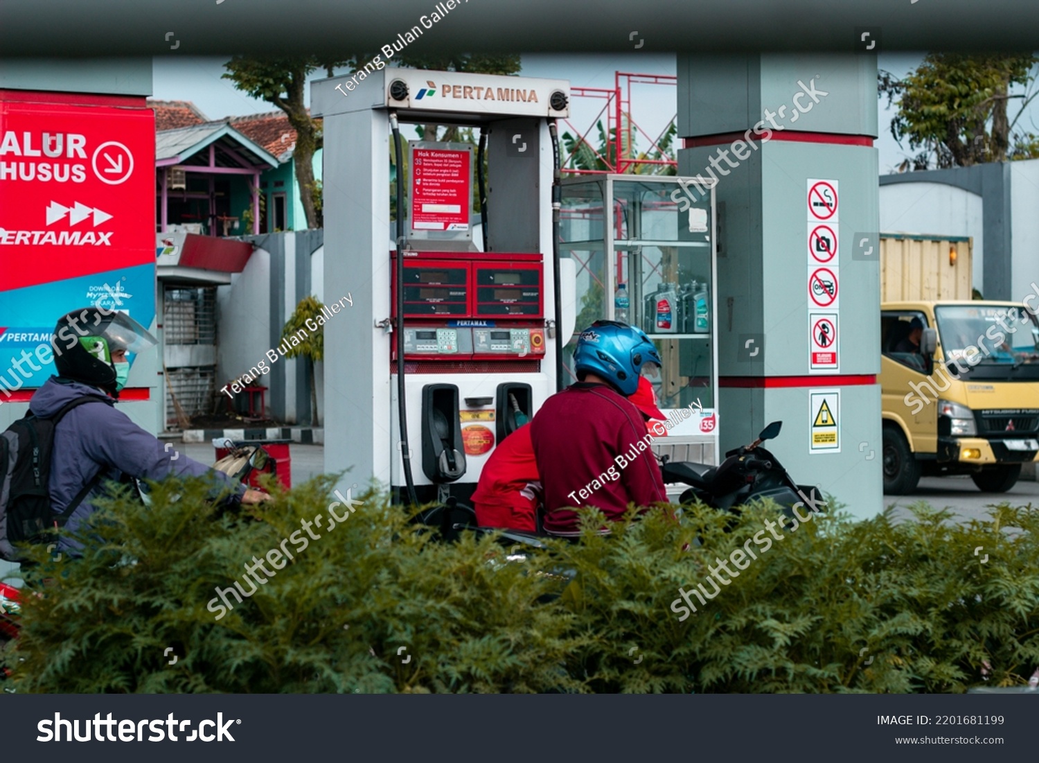 Bandung Indonesia September 14 2022 Queue Stock Photo 2201681199 ...