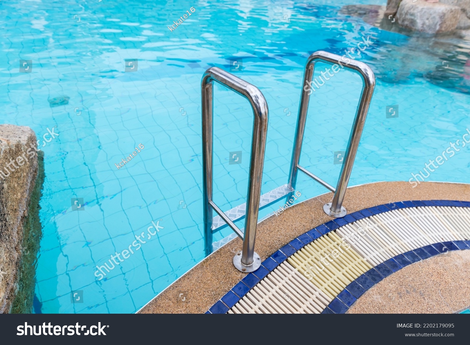 スイミングプールへの降下用はしごステンレス手すり。 手すり付きプール。 プールのはしご。 水平ショット。写真素材1924048355   Shutterstock
