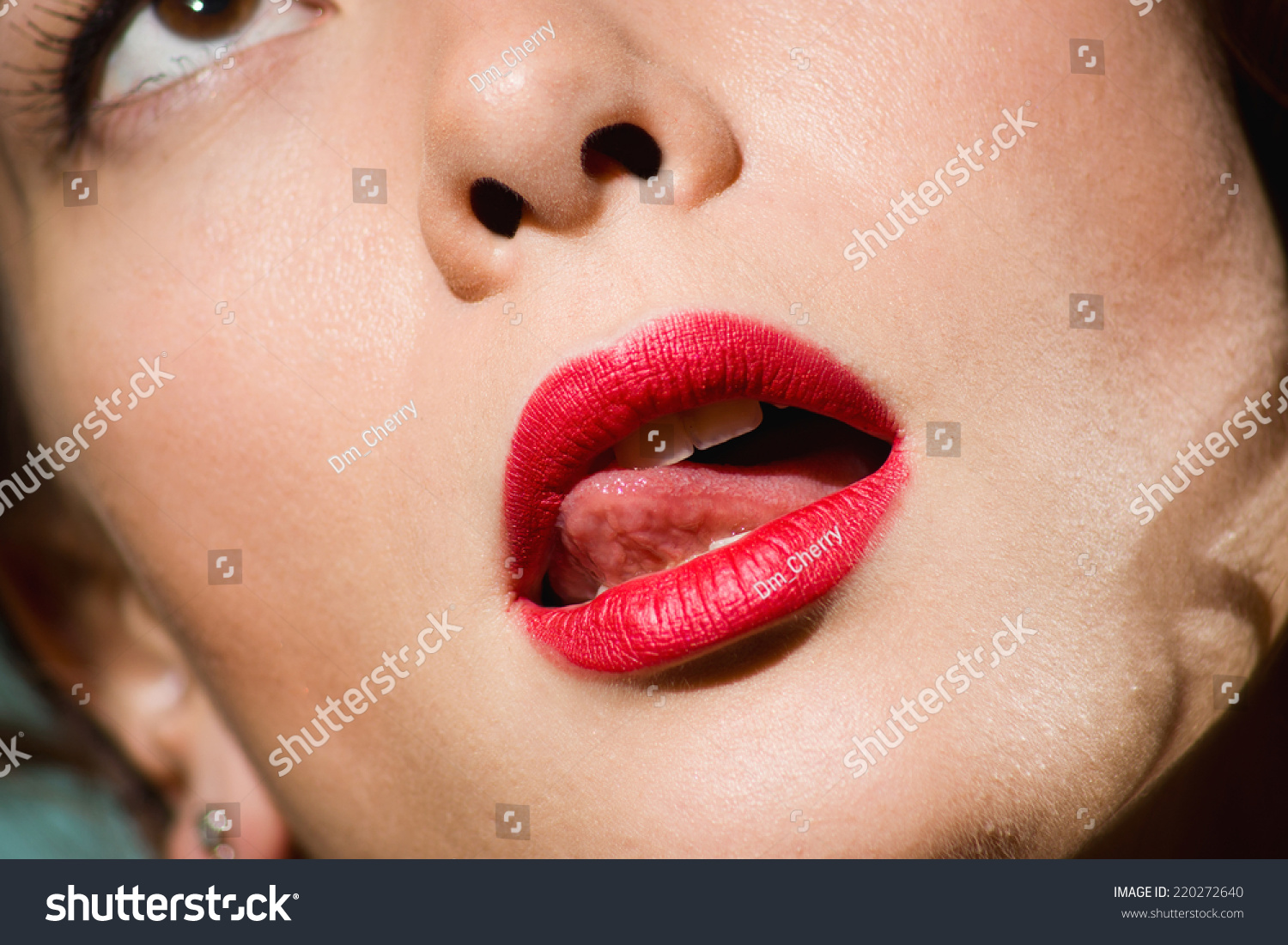 Девушка лижет губы