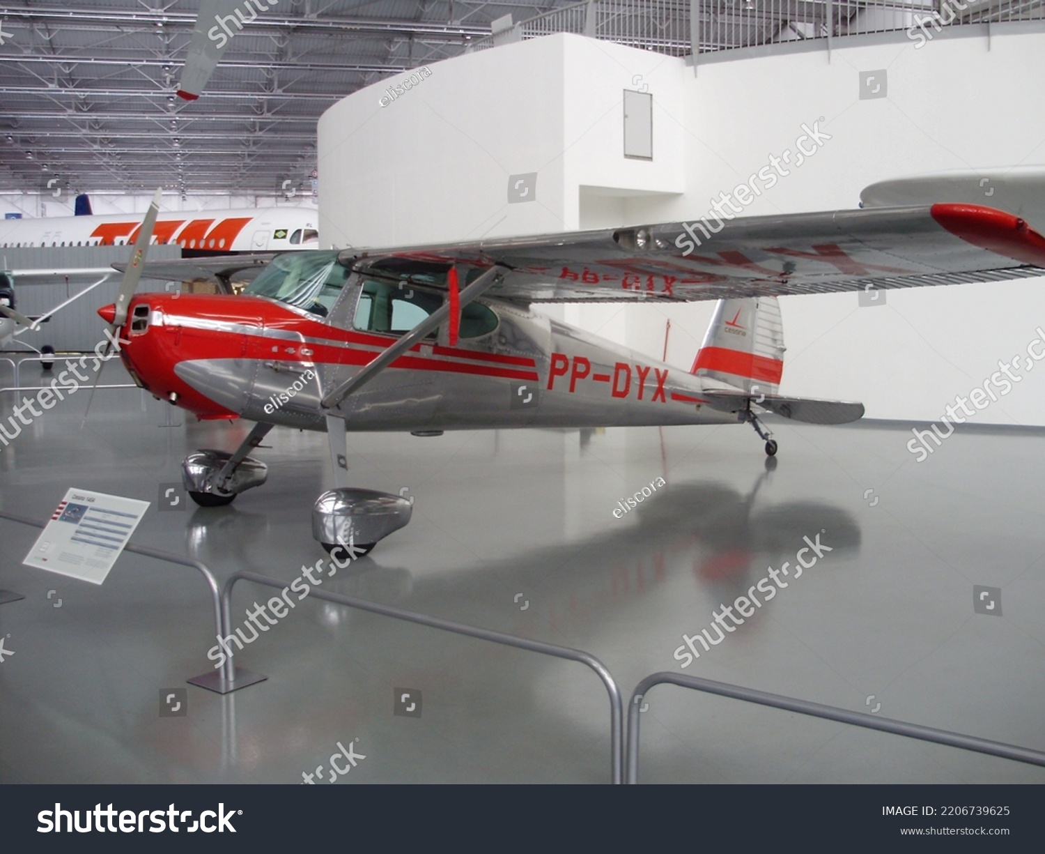 143 Conventional Landing Gear Images, Stock Photos & Vectors | Shutterstock