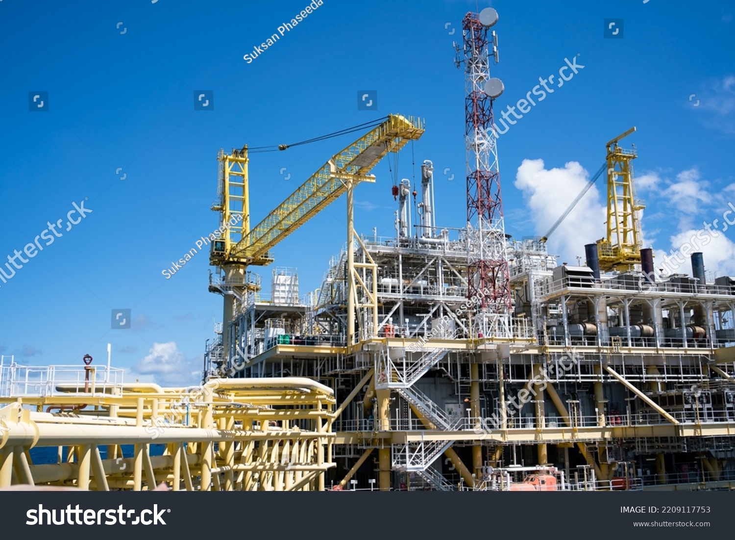 Offshore Oil Gas Wellhead Remote Platform Stock Photo 2209117753 ...