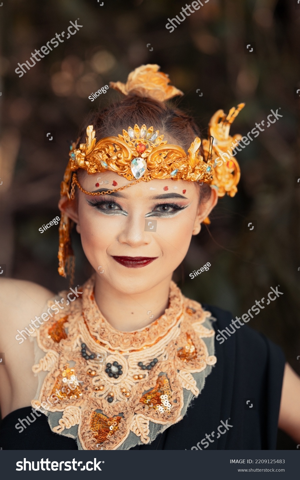 18,745 Women Wearing Crowns Images, Stock Photos & Vectors | Shutterstock