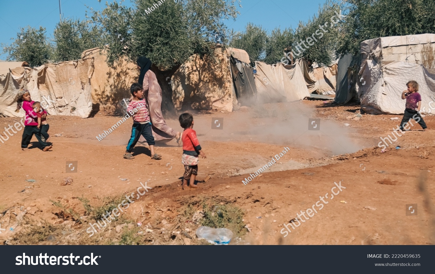 シリアとトルコの国境近くのシリア難民キャンプに住む子どもたちのグループ アレッポ 22年10月29日写真素材 Shutterstock