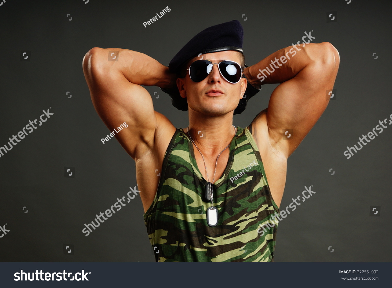 Фитнес мужчина в военной форме