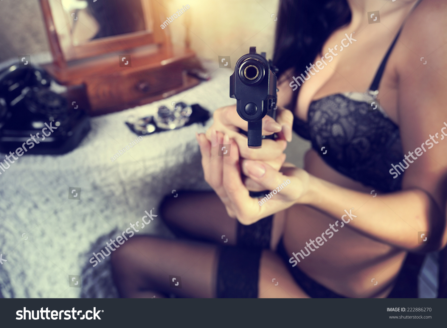 Девушка в постели с пистолетом