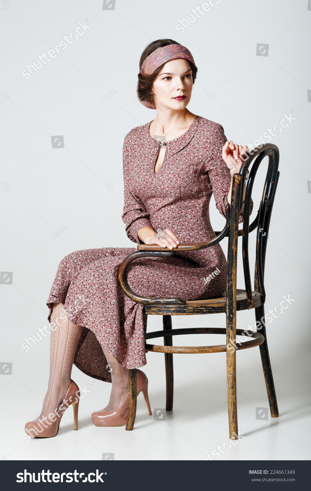 Девушка сидит на стуле ретро