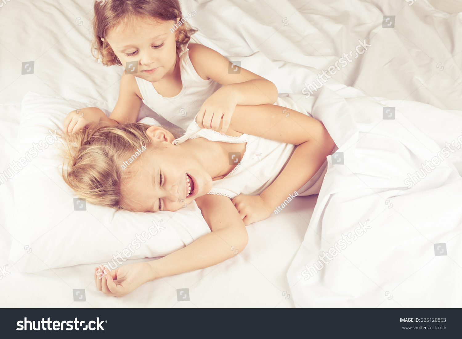 Братик и сестричка в кровати