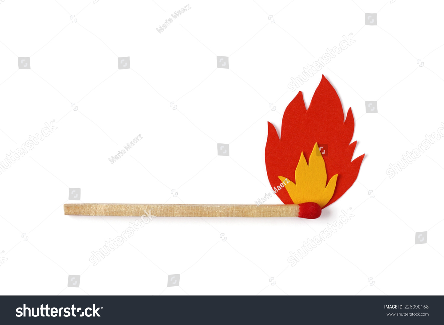 Огонь вырезан из красной бумаги