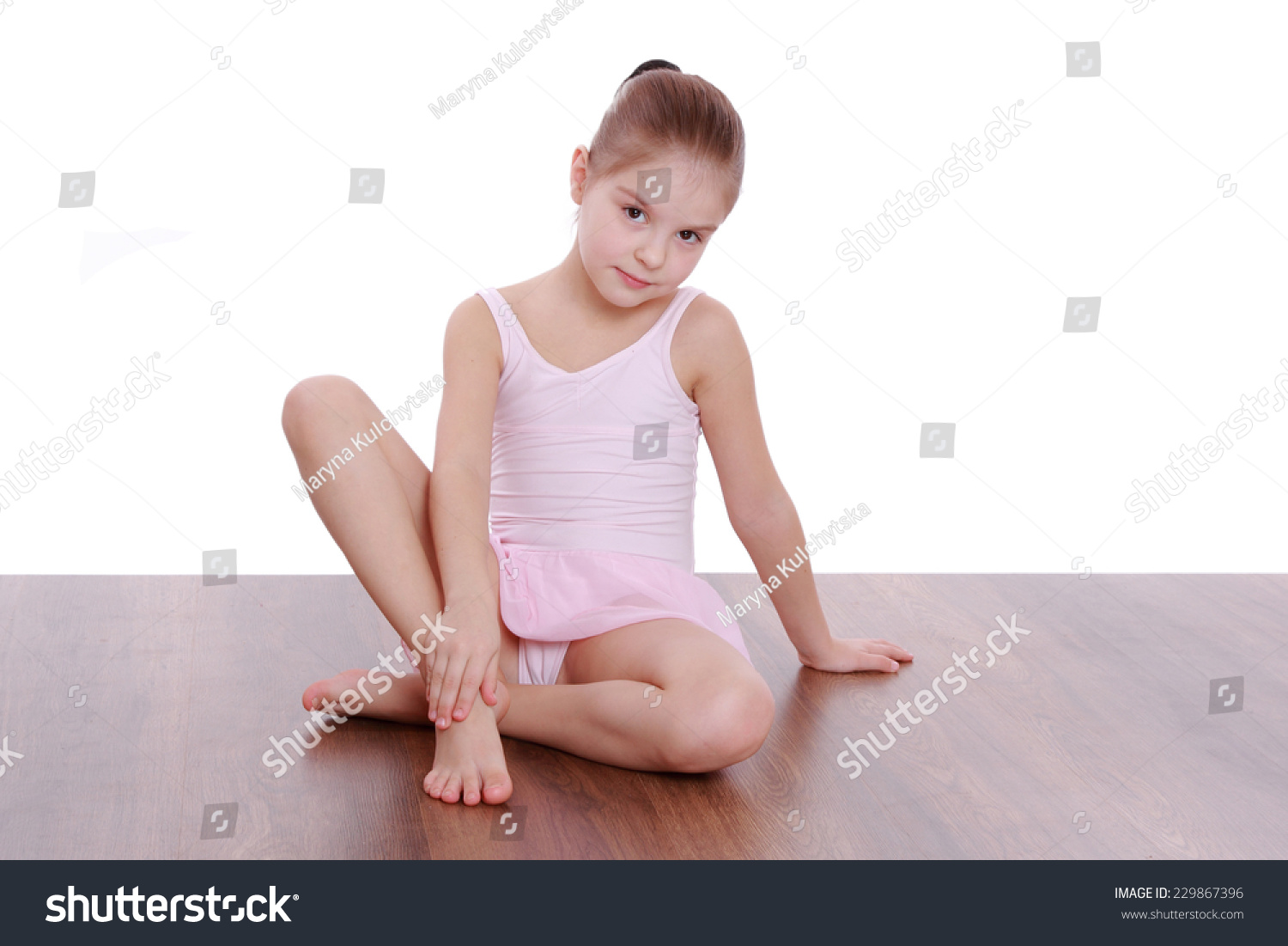 Smiling Young Gymnast Sitting On Floor Foto De Stock 229867396 Shutterstock 