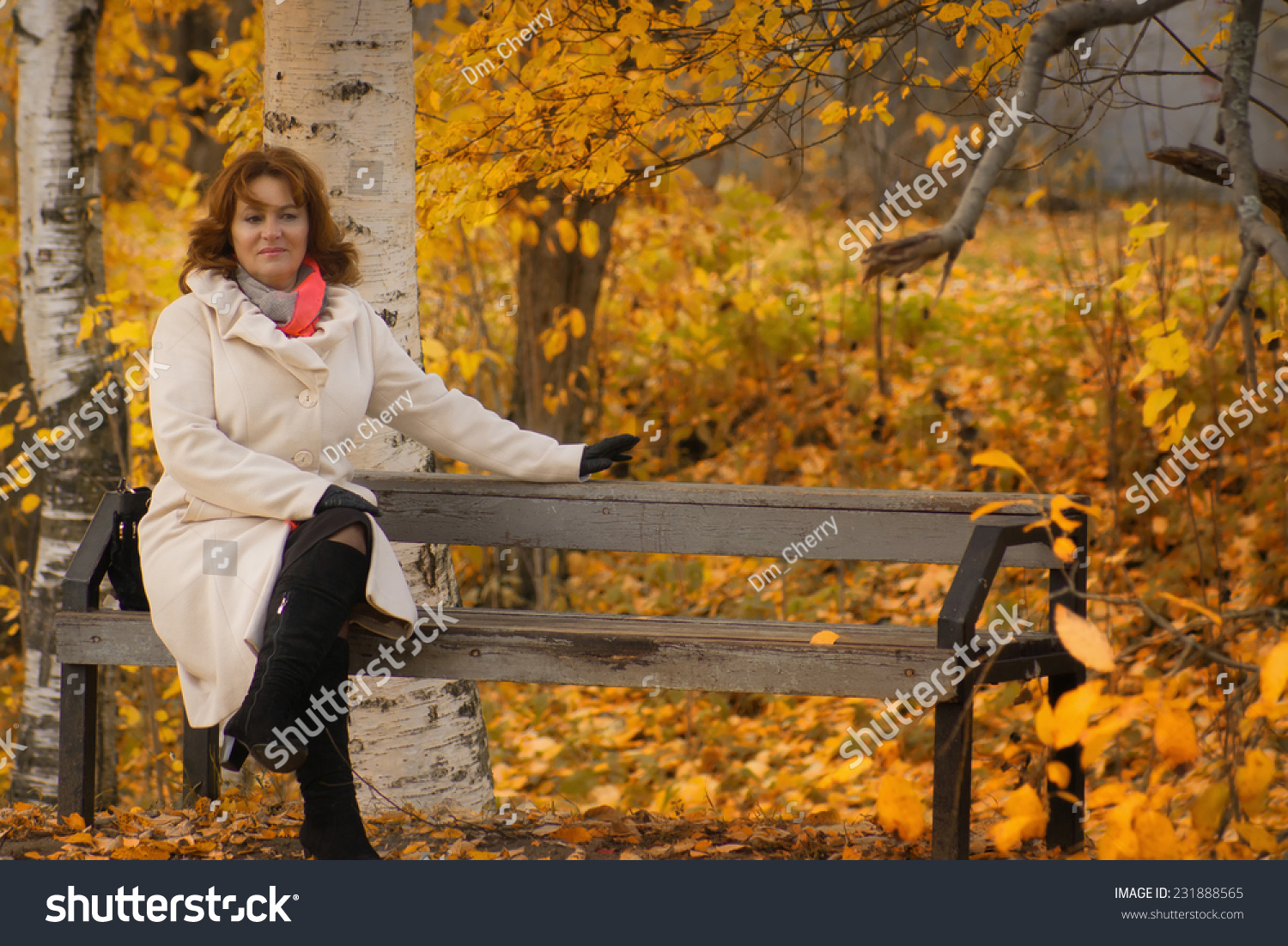 Женщина средних лет в осеннем парке