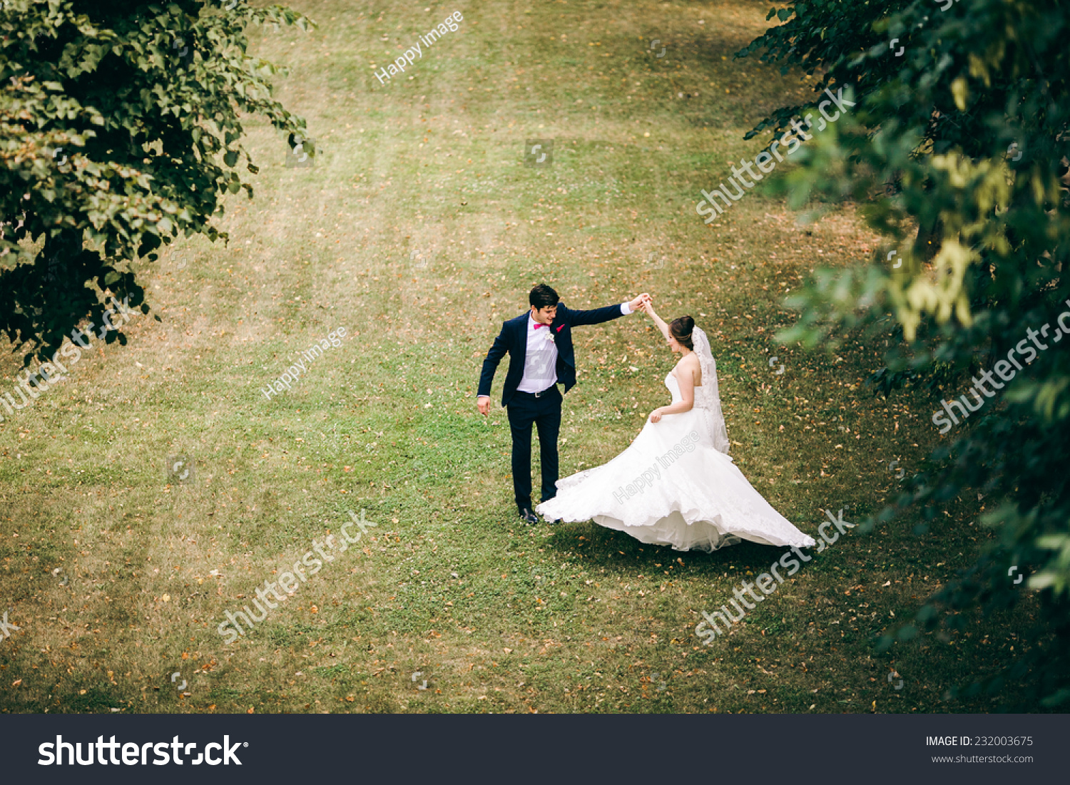 Свадебный танец на природе