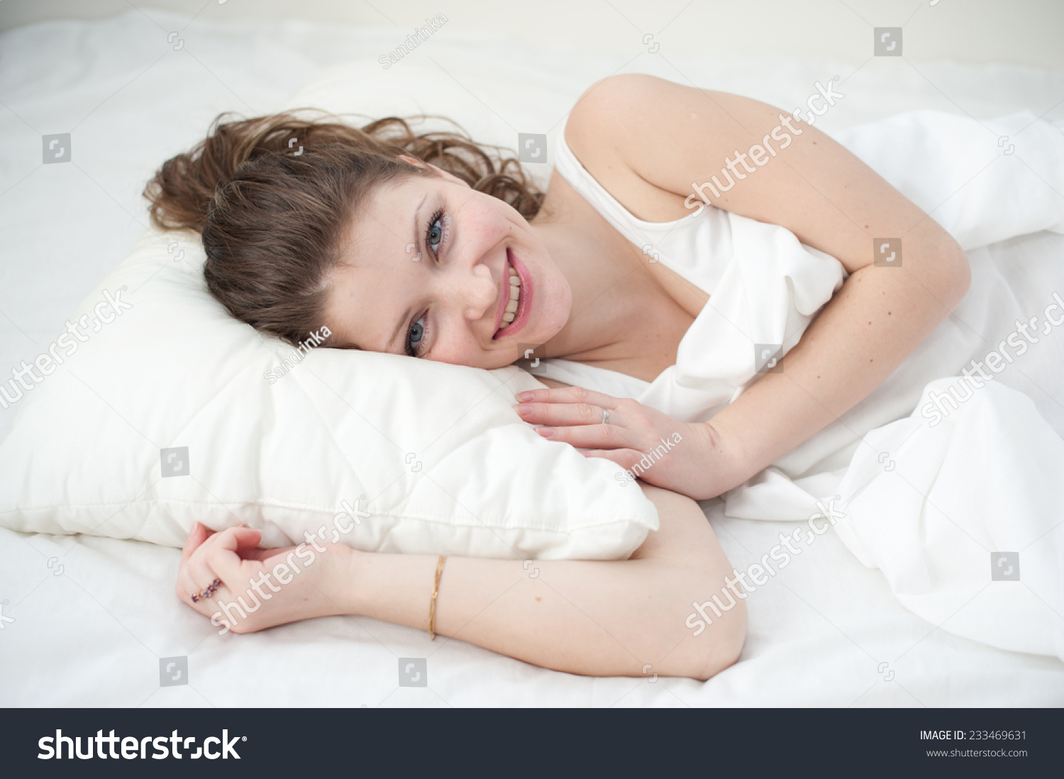 Спать с собранными волосами. Если спать с собранными волосами. Картинка на постели серый фон девушка 2013 год.