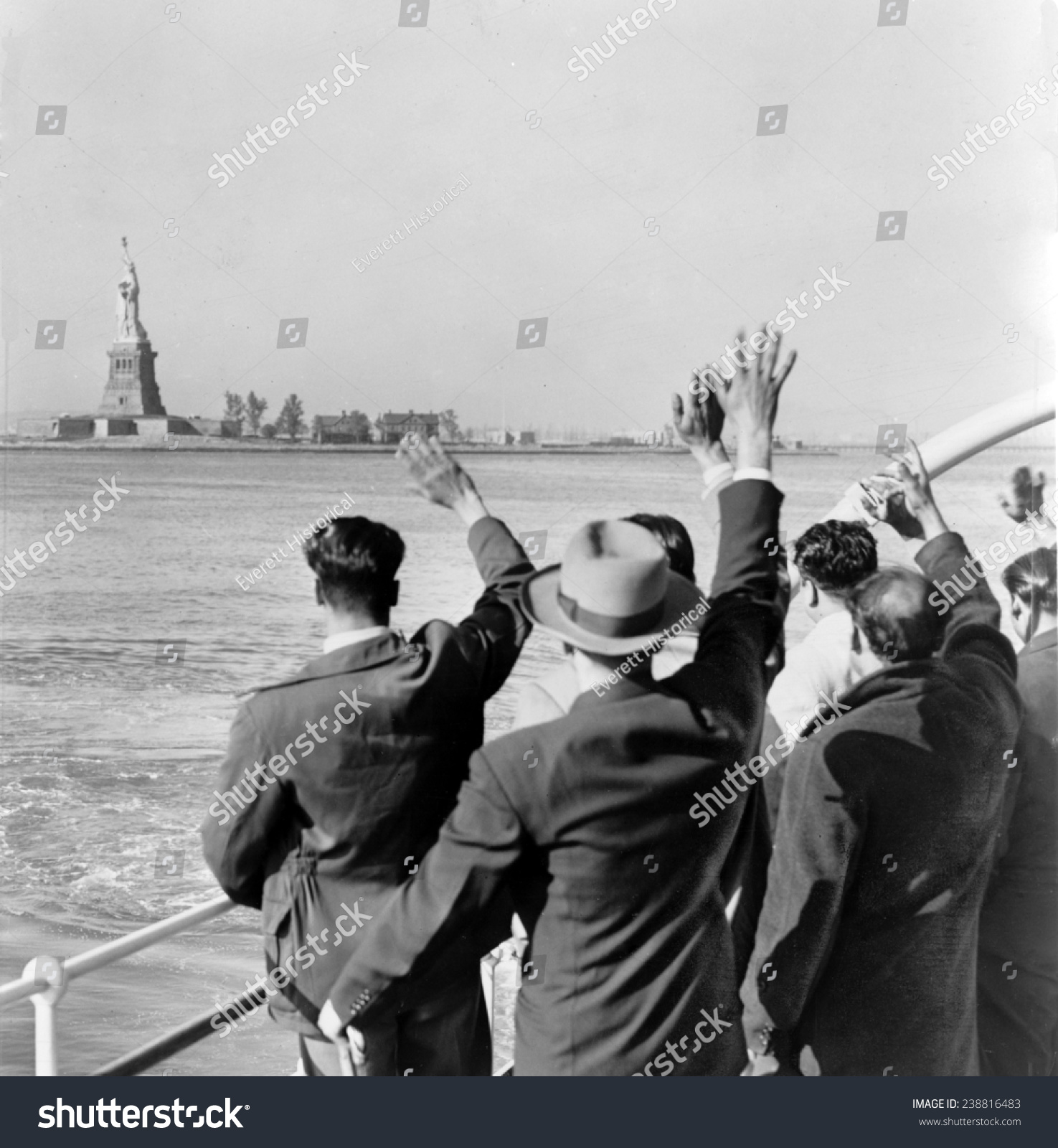 21 Group Of Immigrants With Statue Of Liberty Images, Stock Photos ...