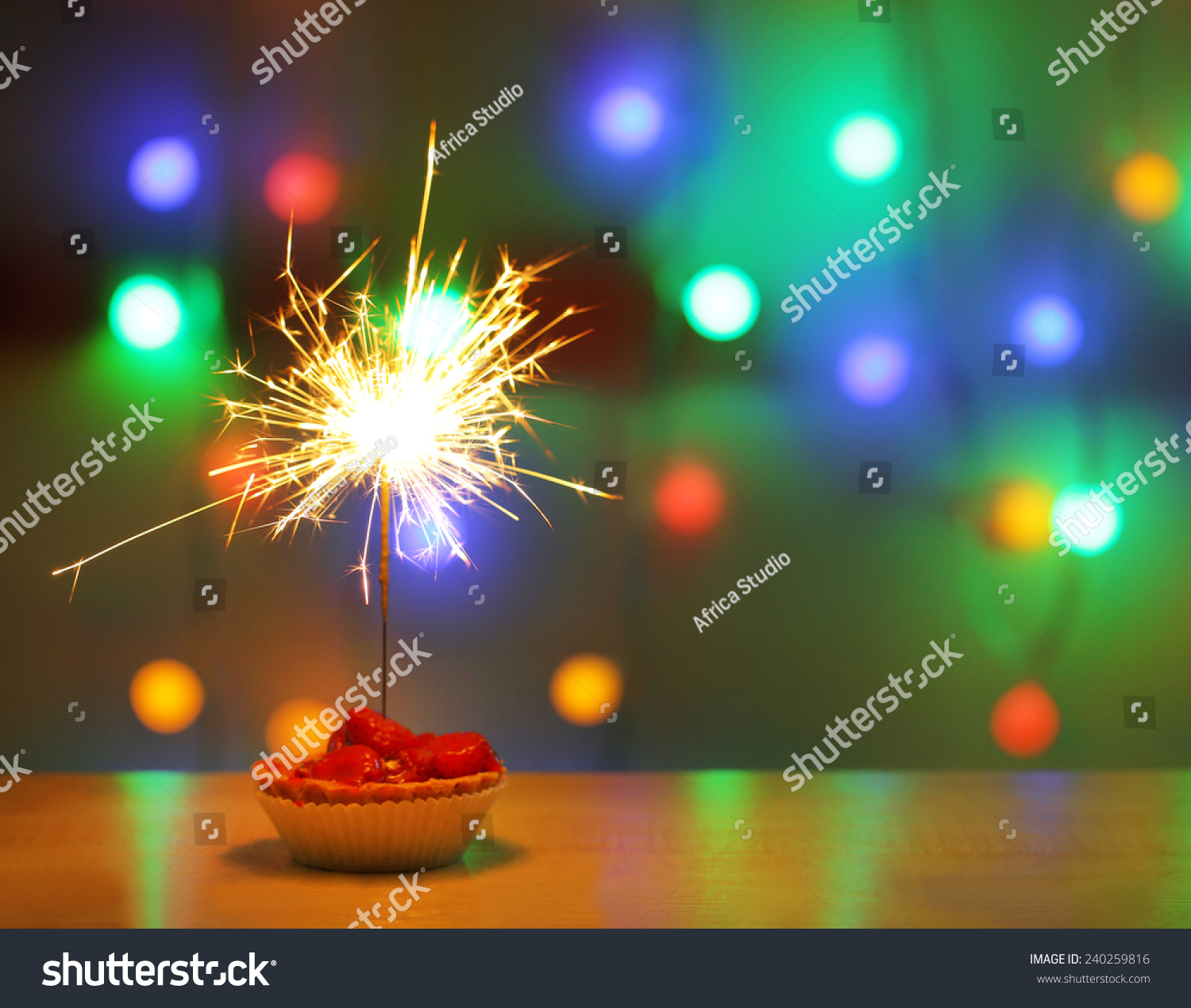 7,084 Birthday cakes with sparklers Images, Stock Photos & Vectors