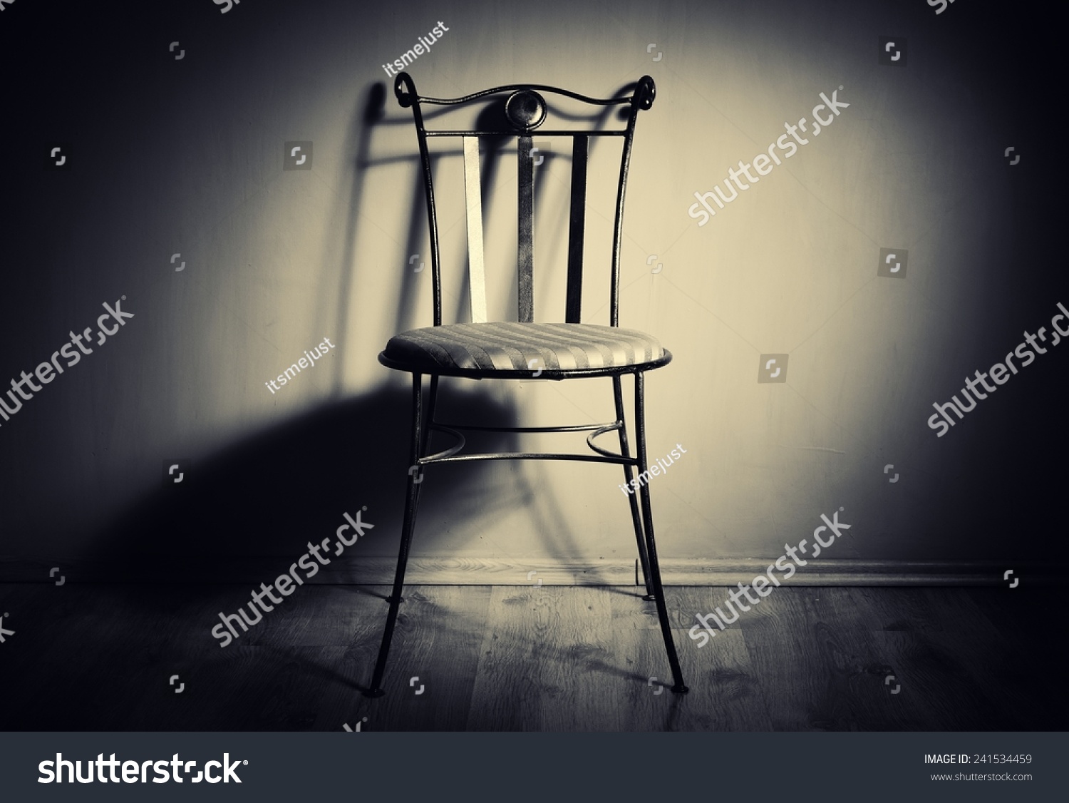 Пустой стул на фотосессии